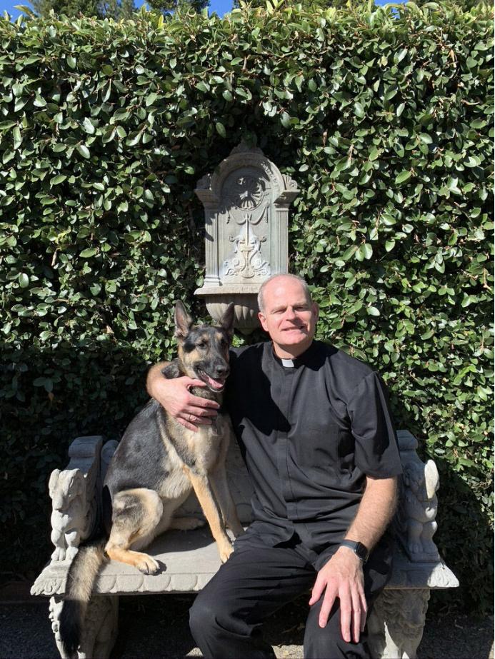 “Claude僧人”的奇幻漂流：弃码出家三十年后，回业界调教AI