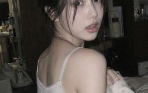 GPT-image-2 ｜昏暗室内纯真少女的意外回眸