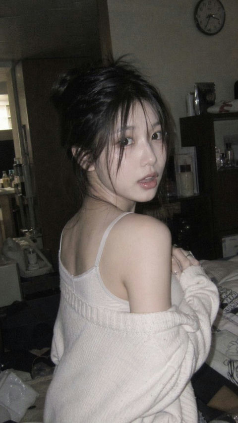 GPT-image-2 ｜昏暗室内纯真少女的意外回眸