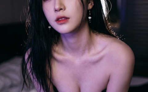 Nano Banana 2 高质感暗调电影感的东亚年轻女性人像