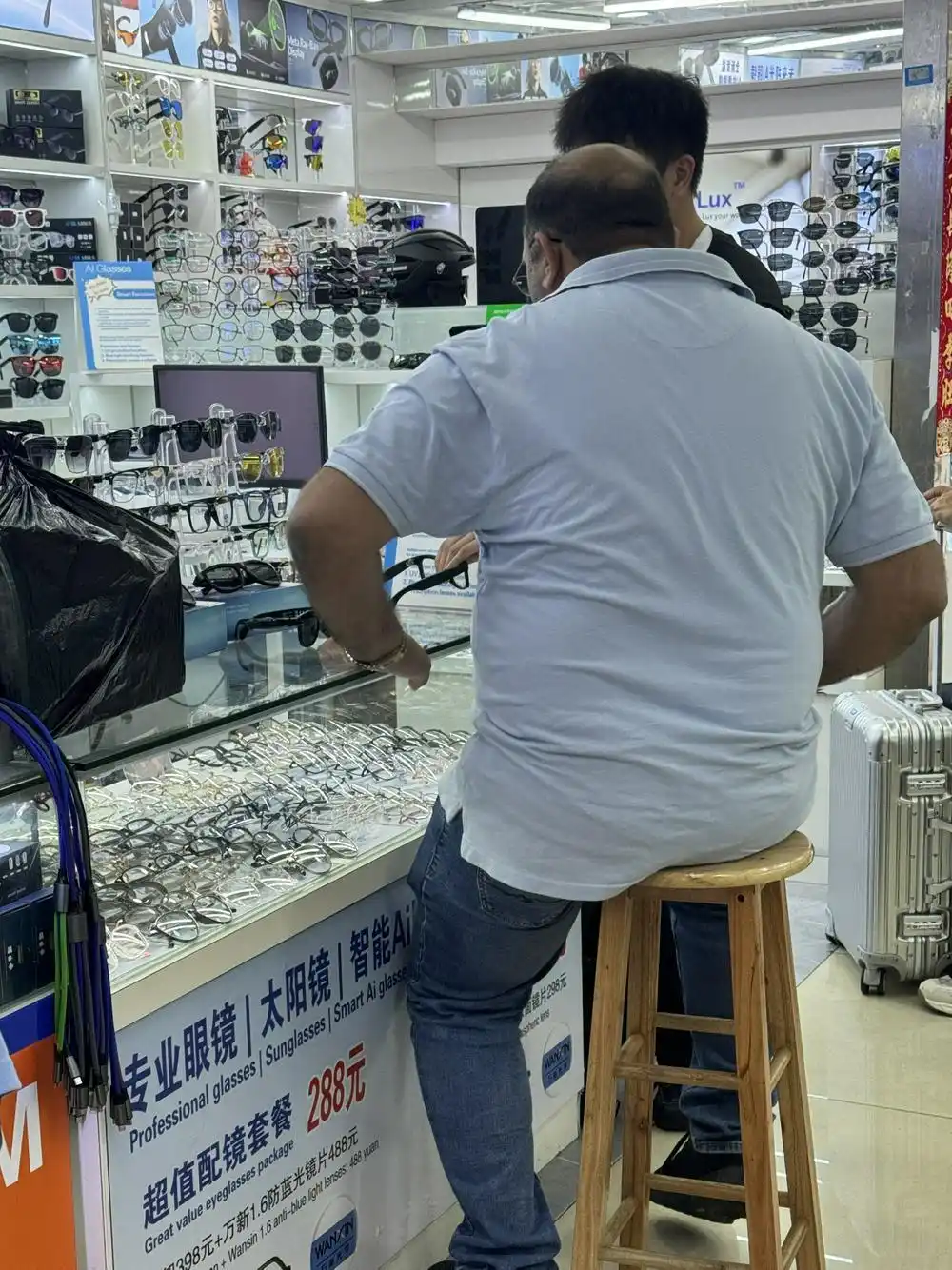 百元拿下AI眼镜？拆解华强北白牌硬件生意经｜一线