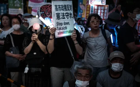 高市早苗团队“抹黑门”细节曝光：每天利用AI生成一两百条视频，70%用于攻击小泉进次郎，10%用于丑化林芳正，其余20%用来吹捧高市