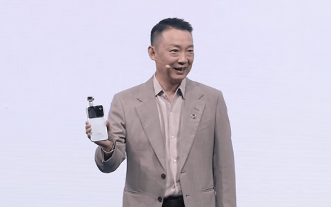全球首款机器人手机开卖！预订突破40万台，9999元起，终身AI免费用